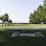 Su due lati sono presenti persino delle panchine in pietra